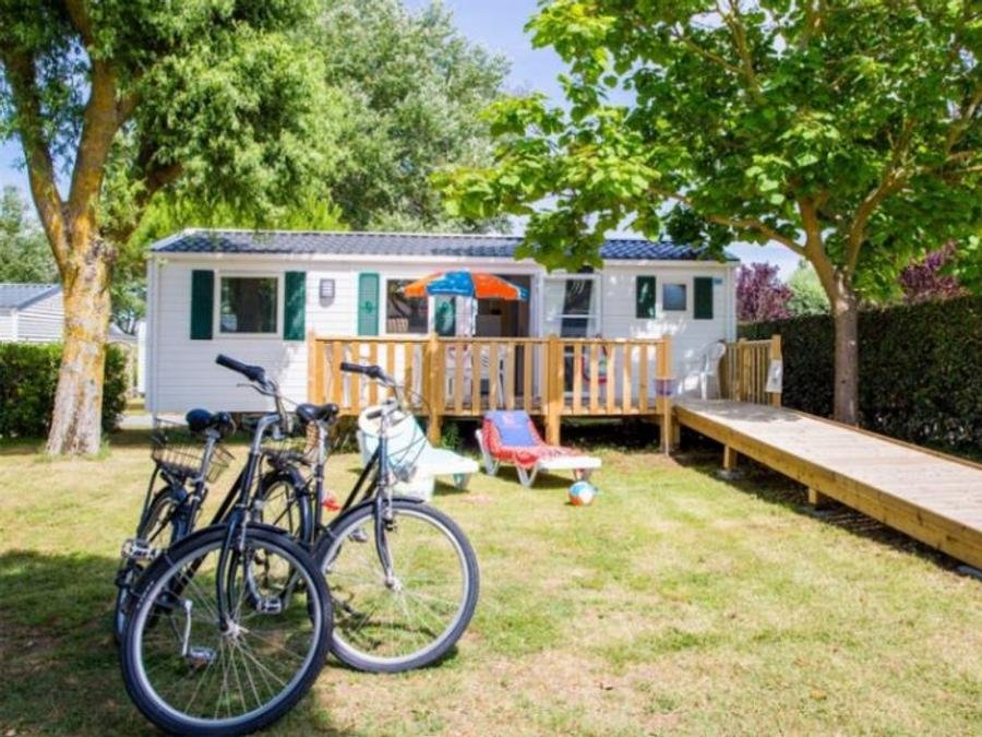 Camping Pas Cher vous présente avec son site Officiel campingpascher.fr, le Camping L'Etoile De Mer classé 4 étoiles, situé sur la commune de Serignan dans le département Hérault (Languedoc Roussillon) en France. Le camping L'Etoile De Mer vous propose un hébergement de type mobil-home de 29 m² pour 2 personnes avec climatisation (télévision). L'établissement vous propose 23 autres types d'hébergements. Découvrez tous nos séjours à petits prix dans la commune et aux alentours de Serignan du département : Hérault (Languedoc Roussillon). Les Avis clients pour le Camping L'Etoile De Mer sont excellents avec une note moyenne de 8 sur 10. Piscine chauffée, Piscine extérieure, Animations familiales, Club enfants, Aire de jeux enfants, Canoë-kayak, Centre équestre, Cyclisme, Golf, Ping-pong, Pétanque, Salle de jeux vidéo, Structure gonflable enfants, Terrain multisports, Bar, Dépôt de pain, Plats à emporter, Restaurant, Snack/Bar, Épicerie,... En savoir plus : cliquez-ICI.
