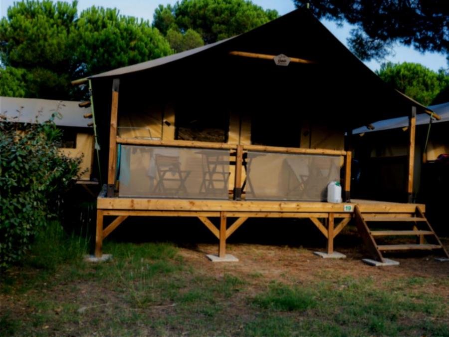 Camping Pas Cher vous présente avec son site Officiel campingpascher.fr, le Camping L'Etoile De Mer classé 4 étoiles, situé sur la commune de Serignan dans le département Hérault (Languedoc Roussillon) en France. Le camping L'Etoile De Mer vous propose un hébergement de type lodge de 32 m². L'établissement vous propose 23 autres types d'hébergements. Découvrez tous nos séjours à petits prix dans la commune et aux alentours de Serignan du département : Hérault (Languedoc Roussillon). Les Avis clients pour le Camping L'Etoile De Mer sont excellents avec une note moyenne de 8 sur 10. Piscine chauffée, Piscine extérieure, Animations familiales, Club enfants, Aire de jeux enfants, Canoë-kayak, Centre équestre, Cyclisme, Golf, Ping-pong, Pétanque, Salle de jeux vidéo, Structure gonflable enfants, Terrain multisports, Bar, Dépôt de pain, Plats à emporter, Restaurant, Snack/Bar, Épicerie,... En savoir plus : cliquez-ICI.