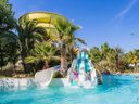 Camping Pas Cher vous présente avec son site Officiel campingpascher.fr, le Camping L'Etoile De Mer classé 4 étoiles, situé sur la commune de Serignan dans le département Hérault (Languedoc Roussillon) en France. Le camping L'Etoile De Mer vous propose un hébergement de type lodge de 32 m². L'établissement vous propose 23 autres types d'hébergements. Découvrez tous nos séjours à petits prix dans la commune et aux alentours de Serignan du département : Hérault (Languedoc Roussillon). Les Avis clients pour le Camping L'Etoile De Mer sont excellents avec une note moyenne de 8 sur 10. Piscine chauffée, Piscine extérieure, Animations familiales, Club enfants, Aire de jeux enfants, Canoë-kayak, Centre équestre, Cyclisme, Golf, Ping-pong, Pétanque, Salle de jeux vidéo, Structure gonflable enfants, Terrain multisports, Bar, Dépôt de pain, Plats à emporter, Restaurant, Snack/Bar, Épicerie,... En savoir plus : cliquez-ICI.
