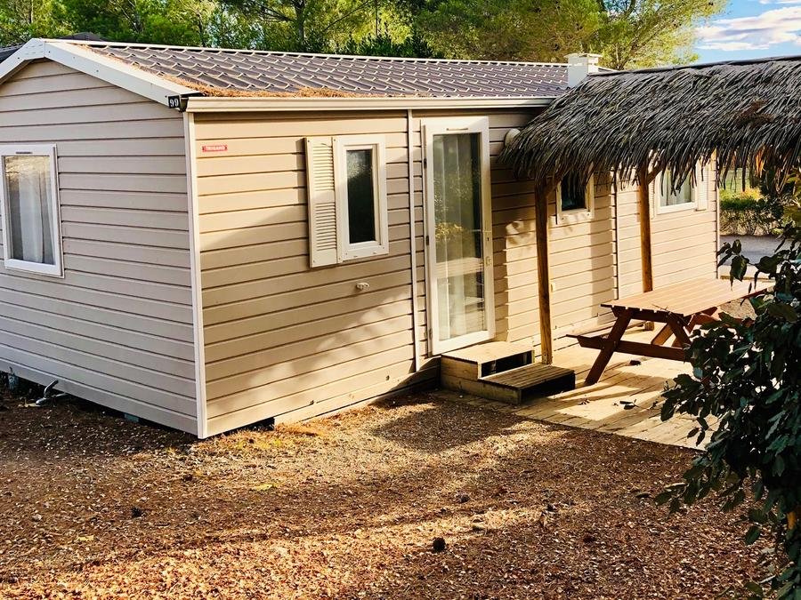 Camping Pas Cher vous présente avec son site Officiel campingpascher.fr, le Camping La Grange Neuve classé 3 étoiles, situé sur la commune de Sigean dans le département Aude (Languedoc Roussillon) en France. Le camping La Grange Neuve, vous présente un hébergement de type mobil-home de 33 m² pour 6 personnes avec climatisation et télévision. Le camping La Grange Neuve vous propose du vendredi 11 septembre au vendredi 18 septembre 2026, en promotion à -13% pour 7 nuits à 462 € au lieu de 536,0 € soit une Économie de 74 €. Cette location propose 88 dates différentes pour réserver votre séjour. Découvrez également les 6 autres gammes d'hébergements du camping. Les Avis clients pour le Camping La Grange Neuve sont excellents avec une note moyenne de 8 sur 10. MerÉtang, Piscine chauffée, Piscine extérieure, Animation enfants, Animations familiales, Aire de jeux enfants, Aire de jeux forestière, Baby-foot, Parcours sportif, Ping-pong, Planche à voile, Pétanque, Randonnée, Salle de jeux vidéo, Terrain de basketball, kiteSurf, Bar, Dépôt de pain, Plats à emporter, Snack/Bar, Épicerie,... En savoir plus : cliquez-ICI.
