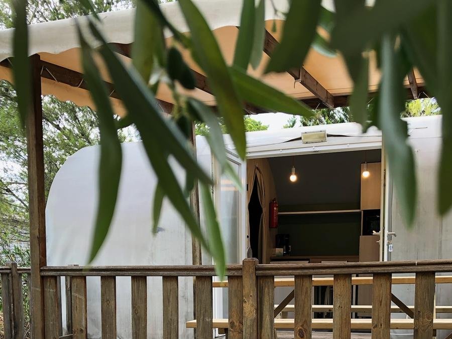 Camping Pas Cher vous présente avec son site Officiel campingpascher.fr, le Camping La Grange Neuve classé 3 étoiles, situé sur la commune de Sigean dans le département Aude (Languedoc Roussillon) en France. Le camping La Grange Neuve vous propose un hébergement de type bungalow toilé de 16 m² pour 4 personnes. Cet hébergement propose plus de 86 dates différentes pour réserver ! Pour dévouvrir la période la moins chère, consultez la rubrique 'Tarifs' et sélectionnez votre mois de départ. L'établissement vous propose 6 autres types d'hébergements. Découvrez tous nos séjours à petits prix dans la commune et aux alentours de Sigean du département : Aude (Languedoc Roussillon). Les Avis clients pour le Camping La Grange Neuve sont excellents avec une note moyenne de 8 sur 10. MerÉtang, Piscine chauffée, Piscine extérieure, Animation enfants, Animations familiales, Aire de jeux enfants, Parcours sportif, Ping-pong, Planche à voile, Pétanque, Randonnée, Sports nautiques, Terrain de basketball, kiteSurf, Bar, Dépôt de pain, Pizzeria, Plats à emporter, Snack/Bar, Épicerie,... En savoir plus : cliquez-ICI.