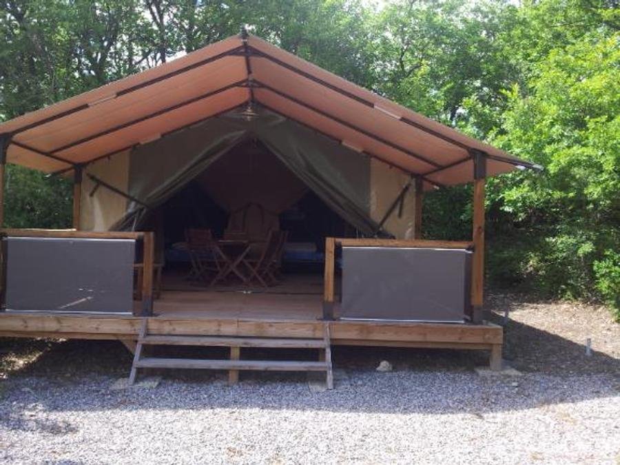 Camping Pas Cher vous présente avec son site Officiel campingpascher.fr, le Camping Des 2 Soleils - Ciela Village classé 4 étoiles, situé sur la commune de Serres dans le département Hautes-alpes (Provence Alpes Côte D'azur) en France. Le camping Des 2 Soleils - Ciela Village, vous présente un hébergement de type tente en toile et bois de 37 m² pour 2 personnes. Le camping Des 2 Soleils - Ciela Village vous propose du vendredi 05 juin au vendredi 12 juin 2026 avec une PROMO de DERNIÈRE MINUTE, en promotion à -14% pour 7 nuits à 234 € au lieu de 273,0 € soit une Économie de 39 €. Cette location propose 54 dates différentes pour réserver votre séjour. Découvrez également les 13 autres gammes d'hébergements du camping. Les Avis clients pour le Camping Des 2 Soleils - Ciela Village sont excellents avec une note moyenne de 8 sur 10. Parc aquatique, Piscine extérieure, Animations familiales, Club ados, Aire de jeux enfants, Baby-foot, Canoë-kayak, Centre équestre, Parcours sportif, Ping-pong, Pétanque, Randonnée, Terrain multisports, Bar, Dépôt de pain, Plats à emporter, Snack/Bar, Épicerie,... En savoir plus : cliquez-ICI.