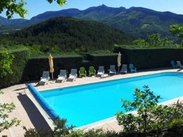 Camping Pas Cher vous présente avec son site Officiel campingpascher.fr, le Camping Des 2 Soleils - Ciela Village classé 4 étoiles, situé sur la commune de Serres dans le département Hautes-alpes (Provence Alpes Côte D'azur) en France. Le camping Des 2 Soleils - Ciela Village, vous présente un hébergement de type tente en toile et bois de 37 m² pour 2 personnes. Le camping Des 2 Soleils - Ciela Village vous propose du vendredi 05 juin au vendredi 12 juin 2026 avec une PROMO de DERNIÈRE MINUTE, en promotion à -14% pour 7 nuits à 234 € au lieu de 273,0 € soit une Économie de 39 €. Cette location propose 54 dates différentes pour réserver votre séjour. Découvrez également les 13 autres gammes d'hébergements du camping. Les Avis clients pour le Camping Des 2 Soleils - Ciela Village sont excellents avec une note moyenne de 8 sur 10. Parc aquatique, Piscine extérieure, Animations familiales, Club ados, Aire de jeux enfants, Baby-foot, Canoë-kayak, Centre équestre, Parcours sportif, Ping-pong, Pétanque, Randonnée, Terrain multisports, Bar, Dépôt de pain, Plats à emporter, Snack/Bar, Épicerie,... En savoir plus : cliquez-ICI.