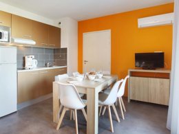 Camping Pas Cher vous présente avec son site Officiel campingpascher.fr, la Résidence Odalys Référence Terra Gaia classé 4 étoiles, située sur la commune de Sète dans le département Hérault (Languedoc Roussillon) en France. La résidence Odalys Référence Terra Gaia, vous présente un hébergement de type studio de 24 m² et télévision. La résidence Odalys Référence Terra Gaia vous propose du sam. 13 décembre au sam. 20 décembre 2025 avec un DÉPART DEMAIN pour 7 nuits à 329€. Cette location propose 45 dates différentes pour réserver votre séjour. Découvrez également les 6 autres gammes d'hébergements de la résidence. Les Avis clients pour la Résidence Odalys Référence Terra Gaia sont excellents avec une note moyenne de 8 sur 10. Piscine chauffée, Piscine extérieure, Aire de jeux enfants, Salle de fitness, Café,... En savoir plus : cliquez-ICI.