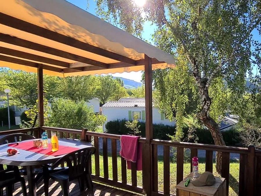 Camping Pas Cher vous présente avec son site Officiel campingpascher.fr, le Camping Les Calquières classé 4 étoiles, situé sur la commune de Severac Le Chateau dans le département Aveyron (Midi Pyrénées) en France. Le camping Les Calquières, vous présente un hébergement de type mobil-home de 32 m² et télévision. Le camping Les Calquières vous propose du sam. 22 août au sam. 29 août 2026 pour 7 nuits à 1123.2€. Cette location propose 4 dates différentes pour réserver votre séjour. Découvrez également les 8 autres gammes d'hébergements du camping. Les Avis clients pour le Camping Les Calquières sont excellents avec une note moyenne de 8 sur 10. Piscine chauffée, Piscine couverte, Animations familiales, Club ados, Club enfants, Aire de jeux enfants, Ping-pong, Pétanque, Salle de fitness, Terrain multisports, Snack/Bar,... En savoir plus : cliquez-ICI.