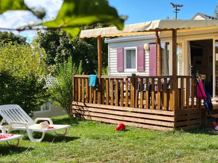 Camping Pas Cher vous présente avec son site Officiel campingpascher.fr, le Camping Les Calquières classé 4 étoiles, situé sur la commune de Severac Le Chateau dans le département Aveyron (Midi Pyrénées) en France. Le camping Les Calquières vous propose un hébergement de type mobil-home de 30 m² (télévision). L'établissement vous propose 8 autres types d'hébergements. Découvrez tous nos séjours à petits prix dans la commune et aux alentours de Severac Le Chateau du département : Aveyron (Midi Pyrénées). Les Avis clients pour le Camping Les Calquières sont excellents avec une note moyenne de 8 sur 10. Piscine chauffée, Piscine couverte, Animations familiales, Club ados, Club enfants, Aire de jeux enfants, Ping-pong, Pétanque, Salle de fitness, Terrain multisports, Snack/Bar,... En savoir plus : cliquez-ICI.