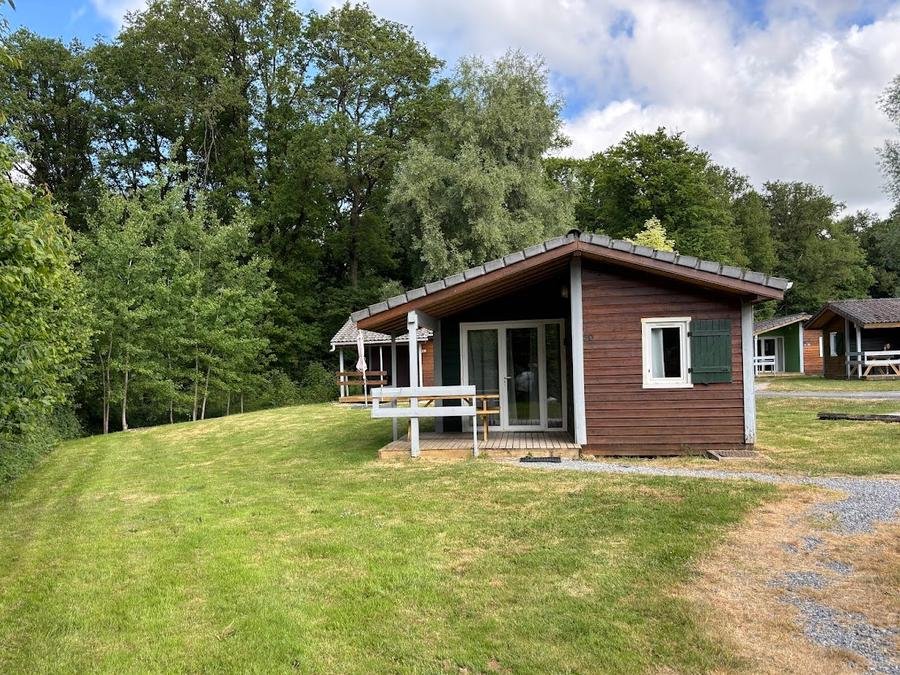 Camping Pas Cher vous présente avec son site Officiel campingpascher.fr, le Camping Domaine De La Motte classé 4 étoiles, situé sur la commune de Signy Le Petit dans le département Ardennes (Champagne Ardenne) en France. Le camping Domaine De La Motte vous propose un hébergement de type chalet de 35 m² (télévision). L'établissement vous propose 13 autres types d'hébergements. Découvrez tous nos séjours à petits prix dans la commune et aux alentours de Signy Le Petit du département : Ardennes (Champagne Ardenne). Les Avis clients pour le Camping Domaine De La Motte sont de 7 sur 10. Piscine chauffée, Piscine couverte, Animations familiales, Club enfants, Aire de jeux enfants, Canoë-kayak, Centre équestre, Court de tennis, Ping-pong, Randonnée, Terrain multisports, Bar, Boulangerie, Plats à emporter, Restaurant, Snack/Bar,... En savoir plus : cliquez-ICI.