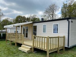 Camping Pas Cher vous présente avec son site Officiel campingpascher.fr, le Camping Domaine De La Motte classé 4 étoiles, situé sur la commune de Signy Le Petit dans le département Ardennes (Champagne Ardenne) en France. Le camping Domaine De La Motte, vous présente un hébergement de type mobil-home pour 4 personnes et télévision. Le camping Domaine De La Motte vous propose du sam. 25 juillet au sam. 01 août 2026, en promotion à -10% pour 7 nuits à 672,30 € au lieu de 747,0 € soit une Économie de 74,70 €. Cette location propose 117 dates différentes pour réserver votre séjour. Découvrez également les 12 autres gammes d'hébergements du camping. Les Avis clients pour le Camping Domaine De La Motte sont de 7 sur 10. Piscine chauffée, Piscine couverte, Animations familiales, Club enfants, Aire de jeux enfants, Canoë-kayak, Centre équestre, Court de tennis, Ping-pong, Randonnée, Terrain multisports, Bar, Boulangerie, Plats à emporter, Restaurant, Snack/Bar,... En savoir plus : cliquez-ICI.