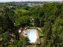 Camping Pas Cher vous présente avec son site Officiel campingpascher.fr, le Camping Colleverde, situé sur la commune de Siena dans le département Sienne (Toscane) en Italie. Le camping Colleverde vous propose un hébergement de type mobil-home de 24 m². L'établissement vous propose 2 autres types d'hébergements. Découvrez tous nos séjours à petits prix dans la commune et aux alentours de Siena du département : Sienne (Toscane). Les Avis clients pour le Camping Colleverde sont excellents avec une note moyenne de 8 sur 10. Bassin enfant, Piscine extérieure, Aire de jeux enfants, Baby-foot, Ping-pong, Pétanque, Terrain de beach-volley, Bar, Dépôt de pain, Pizzeria, Plats à emporter, Restaurant, Snack/Bar, Épicerie,... En savoir plus : cliquez-ICI.