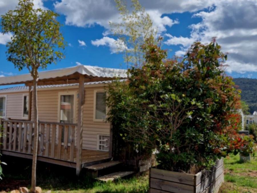 Camping Pas Cher vous présente avec son site Officiel campingpascher.fr, le Camping La Roudeliere classé 3 étoiles, situé sur la commune de Signes dans le département Var (Provence Alpes Côte D'azur) en France. Le camping La Roudeliere vous propose un hébergement de type mobil-home de 28 m² avec climatisation (télévision). L'établissement vous propose 10 autres types d'hébergements. Découvrez tous nos séjours à petits prix dans la commune et aux alentours de Signes du département : Var (Provence Alpes Côte D'azur). Les Avis clients pour le Camping La Roudeliere sont excellents avec une note moyenne de 8 sur 10. Piscine extérieure, Pétanque, Terrain de badminton, Dépôt de pain, Snack/Bar, Supermarché, Épicerie,... En savoir plus : cliquez-ICI.