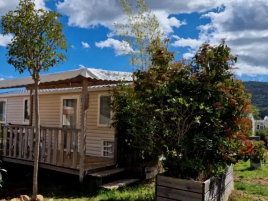Camping Pas Cher vous présente avec son site Officiel campingpascher.fr, le Camping Ushuaïa Villages La Roudeliere classé 3 étoiles, situé sur la commune de Signes dans le département Var (Provence Alpes Côte D'azur) en France. Le camping Ushuaïa Villages La Roudeliere, vous présente un hébergement de type mobil-home de 23 m² avec climatisation. Le camping Ushuaïa Villages La Roudeliere vous propose du dimanche 20 septembre au dimanche 27 septembre 2026 pour 7 nuits à 369€. Cette location propose 4 dates différentes pour réserver votre séjour. Découvrez également les 16 autres gammes d'hébergements du camping. Les Avis clients pour le Camping Ushuaïa Villages La Roudeliere sont excellents avec une note moyenne de 8 sur 10. Piscine extérieure, Pétanque, Randonnée, Dépôt de pain, Snack/Bar, Supermarché,... En savoir plus : cliquez-ICI.