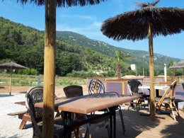 Camping Pas Cher vous présente avec son site Officiel campingpascher.fr, le Camping La Roudeliere classé 3 étoiles, situé sur la commune de Signes dans le département Var (Provence Alpes Côte D'azur) en France. Le camping La Roudeliere, vous présente un hébergement de type bungalow de 31 m² pour 6 personnes. Le camping La Roudeliere vous proposeun séjour PAS CHER avec une REMISEdu sam. 30 mai au sam. 06 juin 2026, en promotion à -30% pour 7 nuits à 245 € au lieu de 350,0 € soit une Économie de 105 €. Cette location propose 79 dates différentes pour réserver votre séjour. Découvrez également les 10 autres gammes d'hébergements du camping. Les Avis clients pour le Camping La Roudeliere sont excellents avec une note moyenne de 8 sur 10. Piscine extérieure, Pétanque, Terrain de badminton, Dépôt de pain, Snack/Bar, Supermarché, Épicerie,... En savoir plus : cliquez-ICI.