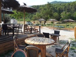 Camping Pas Cher vous présente avec son site Officiel campingpascher.fr, le Camping Ushuaïa Villages La Roudeliere classé 3 étoiles, situé sur la commune de Signes dans le département Var (Provence Alpes Côte D'azur) en France. Le camping Ushuaïa Villages La Roudeliere vous propose un hébergement de type mobil-home de 28 m² pour 6 personnes. L'établissement vous propose 8 autres types d'hébergements. Découvrez tous nos séjours à petits prix dans la commune et aux alentours de Signes du département : Var (Provence Alpes Côte D'azur). Les Avis clients pour le Camping Ushuaïa Villages La Roudeliere sont excellents avec une note moyenne de 8 sur 10. Piscine extérieure, Pétanque, Terrain de badminton, Dépôt de pain, Snack/Bar, Supermarché, Épicerie,... En savoir plus : cliquez-ICI.