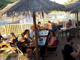 Camping Pas Cher vous présente avec son site Officiel campingpascher.fr, le Camping La Roudeliere classé 3 étoiles, situé sur la commune de Signes dans le département Var (Provence Alpes Côte D'azur) en France. Le camping La Roudeliere, vous présente un hébergement de type mobil-home de 20 m² pour 2 personnes avec climatisation. Le camping La Roudeliere vous proposeun séjour PAS CHER avec une REMISEdu sam. 04 juillet au sam. 11 juillet 2026, en promotion à -39% pour 7 nuits à 210 € au lieu de 349,0 € soit une Économie de 139 €. Cette location propose 120 dates différentes pour réserver votre séjour. Découvrez également les 10 autres gammes d'hébergements du camping. Les Avis clients pour le Camping La Roudeliere sont excellents avec une note moyenne de 8 sur 10. Piscine extérieure, Pétanque, Terrain de badminton, Dépôt de pain, Snack/Bar, Supermarché, Épicerie,... En savoir plus : cliquez-ICI.