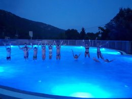 Camping Pas Cher vous présente avec son site Officiel campingpascher.fr, le Camping La Roudeliere classé 3 étoiles, situé sur la commune de Signes dans le département Var (Provence Alpes Côte D'azur) en France. Le camping La Roudeliere, vous présente un hébergement de type bungalow de 28 m² pour 6 personnes. Le camping La Roudeliere vous proposeun séjour PAS CHER avec une REMISEdu sam. 23 mai au sam. 30 mai 2026, en promotion à -30% pour 7 nuits à 294 € au lieu de 420,0 € soit une Économie de 126 €. Cette location propose 142 dates différentes pour réserver votre séjour. Découvrez également les 10 autres gammes d'hébergements du camping. Les Avis clients pour le Camping La Roudeliere sont excellents avec une note moyenne de 8 sur 10. Piscine extérieure, Pétanque, Terrain de badminton, Dépôt de pain, Snack/Bar, Supermarché, Épicerie,... En savoir plus : cliquez-ICI.