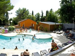 Camping Pas Cher vous présente avec son site Officiel campingpascher.fr, le Camping Les Playes classé 4 étoiles, situé sur la commune de Six-fours-les-plages dans le département Var (Provence Alpes Côte D'azur) en France. Le camping Les Playes, vous présente un hébergement de type mobil-home de 20 m² avec climatisation et télévision. Le camping Les Playes vous propose du sam. 19 septembre au sam. 26 septembre 2026 pour 7 nuits à 280€. Cette location propose 168 dates différentes pour réserver votre séjour. Découvrez également les 4 autres gammes d'hébergements du camping. Les Avis clients pour le Camping Les Playes sont excellents avec une note moyenne de 8 sur 10. Piscine chauffée, Piscine extérieure, Animations familiales, Club enfants, Aire de jeux enfants, Baby-foot, Canoë-kayak, Centre équestre, Court de tennis, Ping-pong, Pétanque, Randonnée, Bar, Dépôt de pain, Pizzeria, Plats à emporter, Snack/Bar, Supermarché,... En savoir plus : cliquez-ICI.