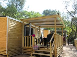 Camping Pas Cher vous présente avec son site Officiel campingpascher.fr, le Camping Maeva Escapades Les Playes classé 4 étoiles, situé sur la commune de Six-fours-les-plages dans le département Var (Provence Alpes Côte D'azur) en France. Le camping Maeva Escapades Les Playes vous propose un hébergement de type mobil-home de 24 m² avec climatisation (télévision). Cet hébergement propose plus de 16 dates différentes pour réserver ! Pour dévouvrir la période la moins chère, consultez la rubrique 'Tarifs' et sélectionnez votre mois de départ. L'établissement vous propose 8 autres types d'hébergements. Découvrez tous nos séjours à petits prix dans la commune et aux alentours de Six-fours-les-plages du département : Var (Provence Alpes Côte D'azur). Les Avis clients pour le Camping Maeva Escapades Les Playes sont excellents avec une note moyenne de 8 sur 10. Piscine chauffée, Piscine extérieure, Animations familiales, Club enfants, Aire de jeux enfants, Baby-foot, Canoë-kayak, Centre équestre, Court de tennis, Ping-pong, Pétanque, Randonnée, Bar, Dépôt de pain, Pizzeria, Plats à emporter, Snack/Bar, Supermarché,... En savoir plus : cliquez-ICI.