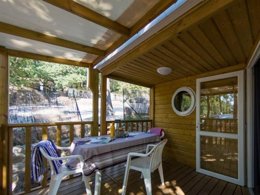 Camping Pas Cher vous présente avec son site Officiel campingpascher.fr, le Camping Maeva Escapades Les Playes classé 4 étoiles, situé sur la commune de Six-fours-les-plages dans le département Var (Provence Alpes Côte D'azur) en France. Le camping Maeva Escapades Les Playes vous propose un hébergement de type mobil-home de 24 m² avec climatisation (télévision). Cet hébergement propose plus de 8 dates différentes pour réserver ! Pour dévouvrir la période la moins chère, consultez la rubrique 'Tarifs' et sélectionnez votre mois de départ. L'établissement vous propose 8 autres types d'hébergements. Découvrez tous nos séjours à petits prix dans la commune et aux alentours de Six-fours-les-plages du département : Var (Provence Alpes Côte D'azur). Les Avis clients pour le Camping Maeva Escapades Les Playes sont excellents avec une note moyenne de 8 sur 10. Piscine chauffée, Piscine extérieure, Animations familiales, Club enfants, Aire de jeux enfants, Baby-foot, Canoë-kayak, Centre équestre, Court de tennis, Ping-pong, Pétanque, Randonnée, Bar, Dépôt de pain, Pizzeria, Plats à emporter, Snack/Bar, Supermarché,... En savoir plus : cliquez-ICI.