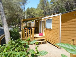 Camping Pas Cher vous présente avec son site Officiel campingpascher.fr, le Camping Maeva Escapades Les Playes classé 4 étoiles, situé sur la commune de Six-fours-les-plages dans le département Var (Provence Alpes Côte D'azur) en France. Le camping Maeva Escapades Les Playes vous propose un hébergement de type mobil-home de 28 m² avec climatisation (télévision). Cet hébergement propose plus de 16 dates différentes pour réserver ! Pour dévouvrir la période la moins chère, consultez la rubrique 'Tarifs' et sélectionnez votre mois de départ. L'établissement vous propose 8 autres types d'hébergements. Découvrez tous nos séjours à petits prix dans la commune et aux alentours de Six-fours-les-plages du département : Var (Provence Alpes Côte D'azur). Les Avis clients pour le Camping Maeva Escapades Les Playes sont excellents avec une note moyenne de 8 sur 10. Piscine chauffée, Piscine extérieure, Animations familiales, Club enfants, Aire de jeux enfants, Baby-foot, Canoë-kayak, Centre équestre, Court de tennis, Ping-pong, Pétanque, Randonnée, Bar, Dépôt de pain, Pizzeria, Plats à emporter, Snack/Bar, Supermarché,... En savoir plus : cliquez-ICI.