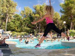 Camping Pas Cher vous présente avec son site Officiel campingpascher.fr, le Camping Maeva Escapades Les Playes classé 4 étoiles, situé sur la commune de Six-fours-les-plages dans le département Var (Provence Alpes Côte D'azur) en France. Le camping Maeva Escapades Les Playes vous propose un hébergement de type mobil-home de 24 m² avec climatisation (télévision). Cet hébergement propose plus de 16 dates différentes pour réserver ! Pour dévouvrir la période la moins chère, consultez la rubrique 'Tarifs' et sélectionnez votre mois de départ. L'établissement vous propose 8 autres types d'hébergements. Découvrez tous nos séjours à petits prix dans la commune et aux alentours de Six-fours-les-plages du département : Var (Provence Alpes Côte D'azur). Les Avis clients pour le Camping Maeva Escapades Les Playes sont excellents avec une note moyenne de 8 sur 10. Piscine chauffée, Piscine extérieure, Animations familiales, Club enfants, Aire de jeux enfants, Baby-foot, Canoë-kayak, Centre équestre, Court de tennis, Ping-pong, Pétanque, Randonnée, Bar, Dépôt de pain, Pizzeria, Plats à emporter, Snack/Bar, Supermarché,... En savoir plus : cliquez-ICI.