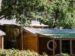 Camping Pas Cher vous présente avec son site Officiel campingpascher.fr, le Camping Maeva Escapades Les Playes classé 4 étoiles, situé sur la commune de Six-fours-les-plages dans le département Var (Provence Alpes Côte D'azur) en France. Le camping Maeva Escapades Les Playes vous propose un hébergement de type mobil-home de 20 m² avec climatisation (télévision). Cet hébergement propose plus de 9 dates différentes pour réserver ! Pour dévouvrir la période la moins chère, consultez la rubrique 'Tarifs' et sélectionnez votre mois de départ. L'établissement vous propose 8 autres types d'hébergements. Découvrez tous nos séjours à petits prix dans la commune et aux alentours de Six-fours-les-plages du département : Var (Provence Alpes Côte D'azur). Les Avis clients pour le Camping Maeva Escapades Les Playes sont excellents avec une note moyenne de 8 sur 10. Piscine chauffée, Piscine extérieure, Animations familiales, Club enfants, Aire de jeux enfants, Baby-foot, Canoë-kayak, Centre équestre, Court de tennis, Ping-pong, Pétanque, Randonnée, Bar, Dépôt de pain, Pizzeria, Plats à emporter, Snack/Bar, Supermarché,... En savoir plus : cliquez-ICI.