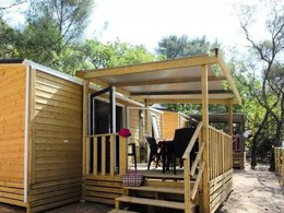 Camping Pas Cher vous présente avec son site Officiel campingpascher.fr, le Camping Maeva Escapades Les Playes classé 4 étoiles, situé sur la commune de Six-fours-les-plages dans le département Var (Provence Alpes Côte D'azur) en France. Le camping Maeva Escapades Les Playes vous propose un hébergement de type mobil-home de 24 m² avec climatisation (télévision). Cet hébergement propose plus de 16 dates différentes pour réserver ! Pour dévouvrir la période la moins chère, consultez la rubrique 'Tarifs' et sélectionnez votre mois de départ. L'établissement vous propose 8 autres types d'hébergements. Découvrez tous nos séjours à petits prix dans la commune et aux alentours de Six-fours-les-plages du département : Var (Provence Alpes Côte D'azur). Les Avis clients pour le Camping Maeva Escapades Les Playes sont excellents avec une note moyenne de 8 sur 10. Piscine chauffée, Piscine extérieure, Animations familiales, Club enfants, Aire de jeux enfants, Baby-foot, Canoë-kayak, Centre équestre, Court de tennis, Ping-pong, Pétanque, Randonnée, Bar, Dépôt de pain, Pizzeria, Plats à emporter, Snack/Bar, Supermarché,... En savoir plus : cliquez-ICI.