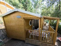 Camping Pas Cher vous présente avec son site Officiel campingpascher.fr, le Camping Maeva Escapades Les Playes classé 4 étoiles, situé sur la commune de Six-fours-les-plages dans le département Var (Provence Alpes Côte D'azur) en France. Le camping Maeva Escapades Les Playes vous propose un hébergement de type mobil-home de 26 m² avec climatisation (télévision). Cet hébergement propose plus de 8 dates différentes pour réserver ! Pour dévouvrir la période la moins chère, consultez la rubrique 'Tarifs' et sélectionnez votre mois de départ. L'établissement vous propose 8 autres types d'hébergements. Découvrez tous nos séjours à petits prix dans la commune et aux alentours de Six-fours-les-plages du département : Var (Provence Alpes Côte D'azur). Les Avis clients pour le Camping Maeva Escapades Les Playes sont excellents avec une note moyenne de 8 sur 10. Piscine chauffée, Piscine extérieure, Animations familiales, Club enfants, Aire de jeux enfants, Baby-foot, Canoë-kayak, Centre équestre, Court de tennis, Ping-pong, Pétanque, Randonnée, Bar, Dépôt de pain, Pizzeria, Plats à emporter, Snack/Bar, Supermarché,... En savoir plus : cliquez-ICI.