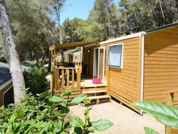 Camping Pas Cher vous présente avec son site Officiel campingpascher.fr, le Camping Maeva Escapades Les Playes classé 4 étoiles, situé sur la commune de Six-fours-les-plages dans le département Var (Provence Alpes Côte D'azur) en France. Le camping Maeva Escapades Les Playes vous propose un hébergement de type mobil-home de 28 m² avec climatisation (télévision). Cet hébergement propose plus de 16 dates différentes pour réserver ! Pour dévouvrir la période la moins chère, consultez la rubrique 'Tarifs' et sélectionnez votre mois de départ. L'établissement vous propose 8 autres types d'hébergements. Découvrez tous nos séjours à petits prix dans la commune et aux alentours de Six-fours-les-plages du département : Var (Provence Alpes Côte D'azur). Les Avis clients pour le Camping Maeva Escapades Les Playes sont excellents avec une note moyenne de 8 sur 10. Piscine chauffée, Piscine extérieure, Animations familiales, Club enfants, Aire de jeux enfants, Baby-foot, Canoë-kayak, Centre équestre, Court de tennis, Ping-pong, Pétanque, Randonnée, Bar, Dépôt de pain, Pizzeria, Plats à emporter, Snack/Bar, Supermarché,... En savoir plus : cliquez-ICI.