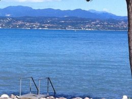 Camping Pas Cher vous présente avec son site Officiel campingpascher.fr, le Camping The Garda Village classé 4 étoiles, situé sur la commune de Sirmione dans le département Brescia (Lombardie) en Italie. Le camping The Garda Village, vous présente un hébergement de type mobil-home de 33 m² avec climatisation et télévision. Le camping The Garda Village vous propose du lundi 06 avril au lundi 13 avril 2026 pour 7 nuits à 686€. Cette location propose 143 dates différentes pour réserver votre séjour. Découvrez également les 5 autres gammes d'hébergements du camping. Les Avis clients pour le Camping The Garda Village sont de 6 sur 10. Lac, Piscine extérieure, Animations familiales, Club enfants, Aire de jeux enfants, Court de tennis, Ping-pong, Planche à voile, Terrain de basketball, Terrain de beach-volley, Terrain de football, Tir à l’arc, Bar, Restaurant, Snack/Bar, Supermarché,... En savoir plus : cliquez-ICI.