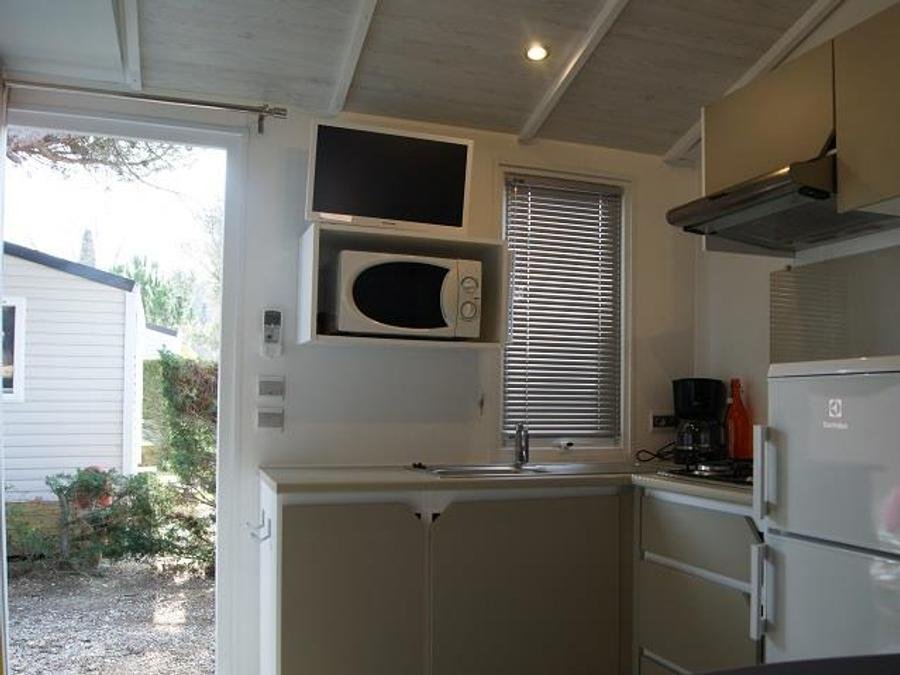 Camping Pas Cher vous présente avec son site Officiel campingpascher.fr, le Camping Flower Orly D'Azur classé 3 étoiles, situé sur la commune de Six-fours-les-plages dans le département Var (Provence Alpes Côte D'azur) en France. Le camping Flower Orly D'Azur, vous présente un hébergement de type mobil-home de 22 m² avec climatisation et télévision. Le camping Flower Orly D'Azur vous propose du sam. 19 septembre au sam. 26 septembre 2026 pour 7 nuits à 350€. Cette location propose 103 dates différentes pour réserver votre séjour. Découvrez également les 12 autres gammes d'hébergements du camping. Les Avis clients pour le Camping Flower Orly D'Azur sont de 7 sur 10. Piscine chauffée, Piscine extérieure, Animation enfants, Aire de jeux enfants, Baby-foot, Ping-pong, Plongée, Pétanque, Randonnée, Salle de jeux vidéo, Structure gonflable enfants, Terrain multisports, Bar, Dépôt de pain, Snack/Bar,... En savoir plus : cliquez-ICI.