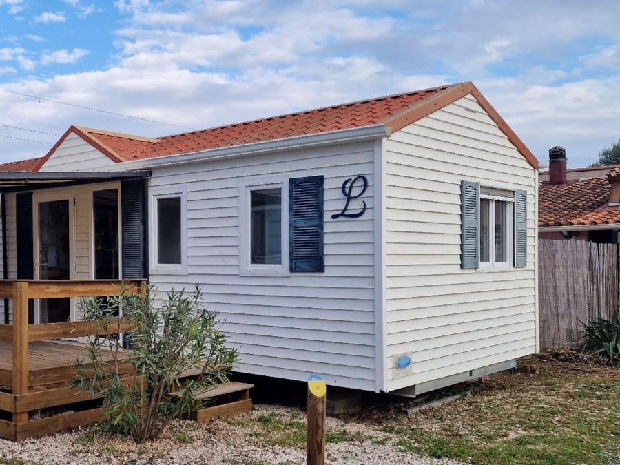 Camping Pas Cher vous présente avec son site Officiel campingpascher.fr, le Camping Flower Orly D'Azur classé 3 étoiles, situé sur la commune de Six-fours-les-plages dans le département Var (Provence Alpes Côte D'azur) en France. Le camping Flower Orly D'Azur, vous présente un hébergement de type mobil-home de 33 m². Le camping Flower Orly D'Azur vous propose du sam. 12 septembre au sam. 19 septembre 2026 pour 7 nuits à 420€. Cette location propose 141 dates différentes pour réserver votre séjour. Découvrez également les 12 autres gammes d'hébergements du camping. Les Avis clients pour le Camping Flower Orly D'Azur sont de 7 sur 10. Piscine chauffée, Piscine extérieure, Animation enfants, Aire de jeux enfants, Baby-foot, Ping-pong, Plongée, Pétanque, Randonnée, Salle de jeux vidéo, Structure gonflable enfants, Terrain multisports, Bar, Dépôt de pain, Snack/Bar,... En savoir plus : cliquez-ICI.