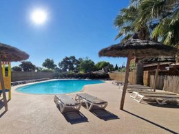 Camping Pas Cher vous présente avec son site Officiel campingpascher.fr, le Camping Flower Orly D'Azur classé 3 étoiles, situé sur la commune de Six-fours-les-plages dans le département Var (Provence Alpes Côte D'azur) en France. Le camping Flower Orly D'Azur vous propose un hébergement de type mobil-home de 20 m² (télévision). Cet hébergement propose plus de 293 dates différentes pour réserver ! Pour dévouvrir la période la moins chère, consultez la rubrique 'Tarifs' et sélectionnez votre mois de départ. L'établissement vous propose 12 autres types d'hébergements. Découvrez tous nos séjours à petits prix dans la commune et aux alentours de Six-fours-les-plages du département : Var (Provence Alpes Côte D'azur). Les Avis clients pour le Camping Flower Orly D'Azur sont de 7 sur 10. Piscine chauffée, Piscine extérieure, Animation enfants, Aire de jeux enfants, Baby-foot, Ping-pong, Plongée, Pétanque, Randonnée, Salle de jeux vidéo, Structure gonflable enfants, Terrain multisports, Bar, Dépôt de pain, Snack/Bar,... En savoir plus : cliquez-ICI.