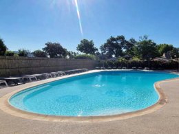 Camping Pas Cher vous présente avec son site Officiel campingpascher.fr, le Camping Flower Orly D'Azur classé 3 étoiles, situé sur la commune de Six-fours-les-plages dans le département Var (Provence Alpes Côte D'azur) en France. Le camping Flower Orly D'Azur vous propose un hébergement de type mobil-home de 31 m². Cet hébergement propose plus de 293 dates différentes pour réserver ! Pour dévouvrir la période la moins chère, consultez la rubrique 'Tarifs' et sélectionnez votre mois de départ. L'établissement vous propose 12 autres types d'hébergements. Découvrez tous nos séjours à petits prix dans la commune et aux alentours de Six-fours-les-plages du département : Var (Provence Alpes Côte D'azur). Les Avis clients pour le Camping Flower Orly D'Azur sont de 7 sur 10. Piscine chauffée, Piscine extérieure, Animation enfants, Aire de jeux enfants, Baby-foot, Ping-pong, Plongée, Pétanque, Randonnée, Salle de jeux vidéo, Structure gonflable enfants, Terrain multisports, Bar, Dépôt de pain, Snack/Bar,... En savoir plus : cliquez-ICI.