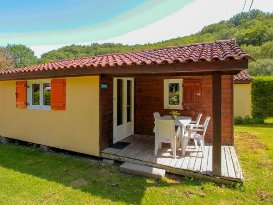 Camping Pas Cher vous présente avec son site Officiel campingpascher.fr, le Camping La Draille classé 4 étoiles, situé sur la commune de Souillac dans le département Lot (Midi-pyrénées) en France. Le camping La Draille vous propose un hébergement de type chalet pour 5 personnes. L'établissement vous propose 13 autres types d'hébergements. Découvrez tous nos séjours à petits prix dans la commune et aux alentours de Souillac du département : Lot (Midi-pyrénées). Les Avis clients pour le Camping La Draille sont de 7 sur 10. Bassin enfant, Piscine extérieure, Club enfants, Aire de jeux enfants, Canoë-kayak, Centre équestre, Court de tennis, Golf, Ping-pong, Pétanque, Randonnée, Terrain de football, Trampoline, Bar, Dépôt de pain, Pizzeria, Plats à emporter, Snack/Bar, Épicerie,... En savoir plus : cliquez-ICI.
