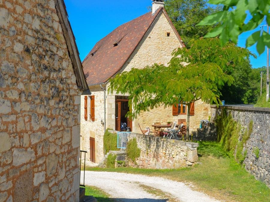 Camping Pas Cher vous présente avec son site Officiel campingpascher.fr, le Camping La Draille classé 4 étoiles, situé sur la commune de Souillac dans le département Lot (Midi Pyrénées) en France. Le camping La Draille, vous présente un hébergement de type maison pour 1 personne. Le camping La Draille vous propose du sam. 20 juin au sam. 27 juin 2026 pour 7 nuits à 911.72€. Cette location propose 33 dates différentes pour réserver votre séjour. Découvrez également les 12 autres gammes d'hébergements du camping. Les Avis clients pour le Camping La Draille sont de 7 sur 10. Bassin enfant, Piscine extérieure, Club enfants, Aire de jeux enfants, Canoë-kayak, Centre équestre, Court de tennis, Golf, Ping-pong, Pétanque, Randonnée, Terrain de football, Trampoline, Bar, Dépôt de pain, Pizzeria, Plats à emporter, Snack/Bar, Épicerie,... En savoir plus : cliquez-ICI.