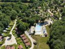 Camping Pas Cher vous présente avec son site Officiel campingpascher.fr, le Camping La Draille classé 4 étoiles, situé sur la commune de Souillac dans le département Lot (Midi-pyrénées) en France. Le camping La Draille vous propose un hébergement de type maison pour 1 personne. L'établissement vous propose 13 autres types d'hébergements. Découvrez tous nos séjours à petits prix dans la commune et aux alentours de Souillac du département : Lot (Midi-pyrénées). Les Avis clients pour le Camping La Draille sont de 7 sur 10. Bassin enfant, Piscine extérieure, Club enfants, Aire de jeux enfants, Canoë-kayak, Centre équestre, Court de tennis, Golf, Ping-pong, Pétanque, Randonnée, Terrain de football, Trampoline, Bar, Dépôt de pain, Pizzeria, Plats à emporter, Snack/Bar, Épicerie,... En savoir plus : cliquez-ICI.