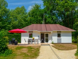 Camping Pas Cher vous présente avec son site Officiel campingpascher.fr, le Camping La Draille classé 4 étoiles, situé sur la commune de Souillac dans le département Lot (Midi-pyrénées) en France. Le camping La Draille vous propose un hébergement de type maison pour 1 personne. L'établissement vous propose 13 autres types d'hébergements. Découvrez tous nos séjours à petits prix dans la commune et aux alentours de Souillac du département : Lot (Midi-pyrénées). Les Avis clients pour le Camping La Draille sont de 7 sur 10. Bassin enfant, Piscine extérieure, Club enfants, Aire de jeux enfants, Canoë-kayak, Centre équestre, Court de tennis, Golf, Ping-pong, Pétanque, Randonnée, Terrain de football, Trampoline, Bar, Dépôt de pain, Pizzeria, Plats à emporter, Snack/Bar, Épicerie,... En savoir plus : cliquez-ICI.