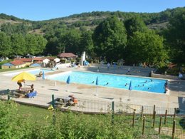 Camping Pas Cher vous présente avec son site Officiel campingpascher.fr, le Camping La Draille classé 4 étoiles, situé sur la commune de Souillac dans le département Lot (Midi Pyrénées) en France. Le camping La Draille vous propose un hébergement de type chalet de 40 m². L'établissement vous propose 8 autres types d'hébergements. Découvrez tous nos séjours à petits prix dans la commune et aux alentours de Souillac du département : Lot (Midi Pyrénées). Les Avis clients pour le Camping La Draille sont de 7 sur 10. Bassin enfant, Piscine extérieure, Club enfants, Aire de jeux enfants, Canoë-kayak, Centre équestre, Court de tennis, Golf, Ping-pong, Pétanque, Randonnée, Terrain de football, Trampoline, Bar, Dépôt de pain, Pizzeria, Plats à emporter, Snack/Bar, Épicerie,... En savoir plus : cliquez-ICI.