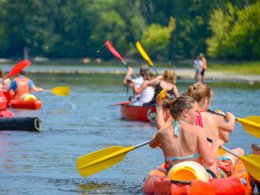 Camping Pas Cher vous présente avec son site Officiel campingpascher.fr, le Camping La Draille classé 4 étoiles, situé sur la commune de Souillac dans le département Lot (Midi-pyrénées) en France. Le camping La Draille vous propose un hébergement de type mobil-home. L'établissement vous propose 13 autres types d'hébergements. Découvrez tous nos séjours à petits prix dans la commune et aux alentours de Souillac du département : Lot (Midi-pyrénées). Les Avis clients pour le Camping La Draille sont de 7 sur 10. Bassin enfant, Piscine extérieure, Club enfants, Aire de jeux enfants, Canoë-kayak, Centre équestre, Court de tennis, Golf, Ping-pong, Pétanque, Randonnée, Terrain de football, Trampoline, Bar, Dépôt de pain, Pizzeria, Plats à emporter, Snack/Bar, Épicerie,... En savoir plus : cliquez-ICI.