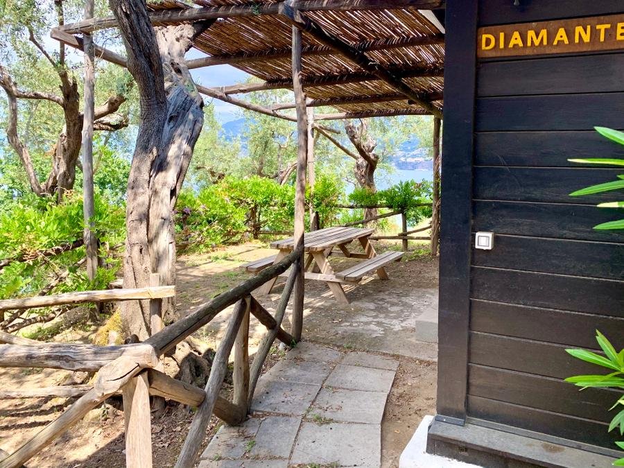 Camping Pas Cher vous présente avec son site Officiel campingpascher.fr, le Camping Village Santa Fortunata classé 4 étoiles, situé sur la commune de Sorrento dans le département Naples (Campanie) en Italie. Le camping Village Santa Fortunata, vous présente un hébergement de type bungalow de 20 m² pour 2 personnes. Le camping Village Santa Fortunata vous propose du lundi 02 novembre au lundi 09 novembre 2026 pour 7 nuits à 980€. Cette location propose 85 dates différentes pour réserver votre séjour. Découvrez également les 3 autres gammes d'hébergements du camping. Les Avis clients pour le Camping Village Santa Fortunata sont excellents avec une note moyenne de 8 sur 10. Bassin enfant, Piscine extérieure, Animations familiales, Club ados, Club enfants, Aire de jeux enfants, Baby-foot, Ping-pong, Pétanque, Bar, Restaurant, Épicerie,... En savoir plus : cliquez-ICI.