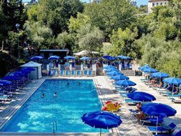 Camping Pas Cher vous présente avec son site Officiel campingpascher.fr, le Camping Village Santa Fortunata classé 4 étoiles, situé sur la commune de Sorrento dans le département Naples (Campanie) en Italie. Le camping Village Santa Fortunata, vous présente un hébergement de type bungalow de 20 m² pour 2 personnes. Le camping Village Santa Fortunata vous propose du lundi 02 novembre au lundi 09 novembre 2026 pour 7 nuits à 980€. Cette location propose 85 dates différentes pour réserver votre séjour. Découvrez également les 3 autres gammes d'hébergements du camping. Les Avis clients pour le Camping Village Santa Fortunata sont excellents avec une note moyenne de 8 sur 10. Bassin enfant, Piscine extérieure, Animations familiales, Club ados, Club enfants, Aire de jeux enfants, Baby-foot, Ping-pong, Pétanque, Bar, Restaurant, Épicerie,... En savoir plus : cliquez-ICI.