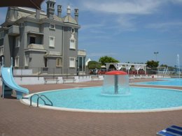 Camping Pas Cher vous présente avec son site Officiel campingpascher.fr, le Camping Village Internazionale Sottomarina classé 4 étoiles, situé sur la commune de Sottomarina dans le département Venise (Vénétie) en Italie. Le camping Village Internazionale Sottomarina, vous présente un hébergement de type mobil-home de 34 m² avec climatisation et télévision. Le camping Village Internazionale Sottomarina vous propose du dimanche 03 mai au dimanche 10 mai 2026 pour 7 nuits à 833€. Cette location propose 86 dates différentes pour réserver votre séjour. Découvrez également les 6 autres gammes d'hébergements du camping. Les Avis clients pour le Camping Village Internazionale Sottomarina sont excellents avec une note moyenne de 8 sur 10. Mer, Piscine extérieure, Animations familiales, Club enfants, Aire de jeux enfants, Bar, Pizzeria, Épicerie,... En savoir plus : cliquez-ICI.