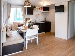 Camping Pas Cher vous présente avec son site Officiel campingpascher.fr, le Camping Village Internazionale Sottomarina classé 4 étoiles, situé sur la commune de Sottomarina dans le département Venise (Vénétie) en Italie. Le camping Village Internazionale Sottomarina, vous présente un hébergement de type mobil-home de 34 m² avec climatisation et télévision. Le camping Village Internazionale Sottomarina vous propose du dimanche 03 mai au dimanche 10 mai 2026 pour 7 nuits à 833€. Cette location propose 87 dates différentes pour réserver votre séjour. Découvrez également les 6 autres gammes d'hébergements du camping. Les Avis clients pour le Camping Village Internazionale Sottomarina sont excellents avec une note moyenne de 8 sur 10. Mer, Piscine extérieure, Animations familiales, Club enfants, Aire de jeux enfants, Bar, Pizzeria, Épicerie,... En savoir plus : cliquez-ICI.