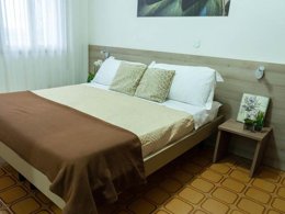 Camping Pas Cher vous présente avec son site Officiel campingpascher.fr, le Camping Village Internazionale Sottomarina classé 4 étoiles, situé sur la commune de Sottomarina dans le département Venise (Vénétie) en Italie. Le camping Village Internazionale Sottomarina, vous présente un hébergement de type appartement de 50 m² pour 4 personnes avec climatisation. Le camping Village Internazionale Sottomarina vous propose du dimanche 03 mai au dimanche 10 mai 2026 pour 7 nuits à 553€. Cette location propose 82 dates différentes pour réserver votre séjour. Découvrez également les 6 autres gammes d'hébergements du camping. Les Avis clients pour le Camping Village Internazionale Sottomarina sont excellents avec une note moyenne de 8 sur 10. Mer, Piscine extérieure, Animations familiales, Club enfants, Aire de jeux enfants, Bar, Pizzeria, Épicerie,... En savoir plus : cliquez-ICI.