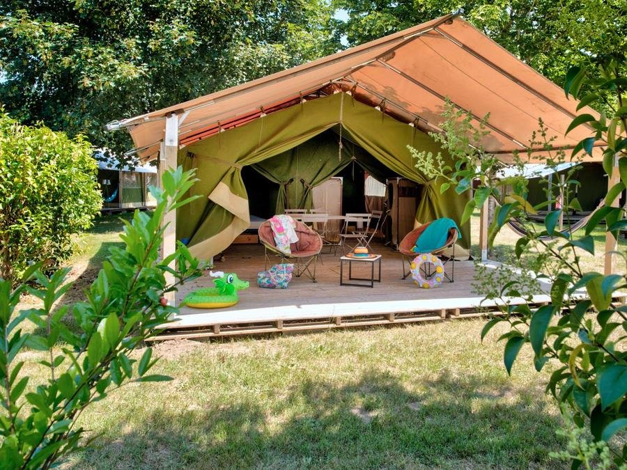 Camping Pas Cher vous présente avec son site Officiel campingpascher.fr, le Camping Flower Les Ondines classé 3 étoiles, situé sur la commune de Souillac dans le département Lot (Midi Pyrénées) en France. Le camping Flower Les Ondines, vous présente un hébergement de type bungalow toilé de 37 m² pour 2 personnes. Le camping Flower Les Ondines vous propose du lundi 14 septembre au lundi 21 septembre 2026, en promotion à -18% pour 7 nuits à 258,50 € au lieu de 317,5 € soit une Économie de 59 €. Cette location propose 49 dates différentes pour réserver votre séjour. Découvrez également les 10 autres gammes d'hébergements du camping. Les Avis clients pour le Camping Flower Les Ondines sont de 7 sur 10. Piscine chauffée, Piscine extérieure, Club enfants, Aire de jeux enfants, Canoë-kayak, Centre équestre, Golf, Ping-pong, Pétanque, Randonnée, Structure gonflable enfants, Terrain multisports, Bar, Dépôt de pain, Snack/Bar, Épicerie,... En savoir plus : cliquez-ICI.