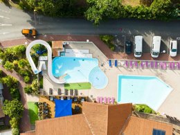 Camping Pas Cher vous présente avec son site Officiel campingpascher.fr, le Camping Siblu Domaine De Soulac - Fun Pass Inclus classé 4 étoiles, situé sur la commune de Soulac Sur Mer dans le département Gironde (Aquitaine) en France. Le camping Siblu Domaine De Soulac - Fun Pass Inclus, vous présente un hébergement de type mobil-home pour 8 personnes. Le camping Siblu Domaine De Soulac - Fun Pass Inclus vous proposeun séjour PAS CHER avec une REMISEdu lundi 08 juin au lundi 15 juin 2026, en promotion à -30% pour 7 nuits à 206,50 € au lieu de 295,0 € soit une Économie de 88,50 €. Cette location propose 53 dates différentes pour réserver votre séjour. Découvrez également les 6 autres gammes d'hébergements du camping. Les Avis clients pour le Camping Siblu Domaine De Soulac - Fun Pass Inclus sont excellents avec une note moyenne de 8 sur 10. Piscine chauffée, Piscine extérieure, Animations familiales, Club enfants, Aire de jeux enfants, Golf, Ping-pong, Pétanque, Terrain multisports, Tir à l’arc, Bar, Boulangerie, Dépôt de pain, Restaurant, Snack/Bar, Épicerie,... En savoir plus : cliquez-ICI.