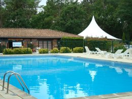 Camping Pas Cher vous présente avec son site Officiel campingpascher.fr, le Camping Municipal Les Genêts classé 3 étoiles, situé sur la commune de Soulac Sur Mer dans le département Gironde (Aquitaine) en France. Le camping Municipal Les Genêts vous propose un hébergement de type mobil-home de 26 m² pour 5 personnes. L'établissement vous propose 9 autres types d'hébergements. Découvrez tous nos séjours à petits prix dans la commune et aux alentours de Soulac Sur Mer du département : Gironde (Aquitaine). Les Avis clients pour le Camping Municipal Les Genêts sont de 7 sur 10. Piscine extérieure, Animation enfants, Animations familiales, Club enfants, Aire de jeux enfants, Centre équestre, Ping-pong, Pétanque, Surf, Bar, Dépôt de pain, Pizzeria, Plats à emporter, Snack/Bar, Supermarché, Épicerie,... En savoir plus : cliquez-ICI.