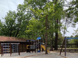 Camping Pas Cher vous présente avec son site Officiel campingpascher.fr, le Camping Municipal Les Genêts classé 3 étoiles, situé sur la commune de Soulac Sur Mer dans le département Gironde (Aquitaine) en France. Le camping Municipal Les Genêts vous propose un hébergement de type mobil-home de 24 m² pour 5 personnes. L'établissement vous propose 8 autres types d'hébergements. Découvrez tous nos séjours à petits prix dans la commune et aux alentours de Soulac Sur Mer du département : Gironde (Aquitaine). Les Avis clients pour le Camping Municipal Les Genêts sont de 7 sur 10. Piscine extérieure, Animation enfants, Animations familiales, Club enfants, Aire de jeux enfants, Centre équestre, Ping-pong, Pétanque, Surf, Bar, Dépôt de pain, Pizzeria, Plats à emporter, Snack/Bar, Supermarché, Épicerie,... En savoir plus : cliquez-ICI.