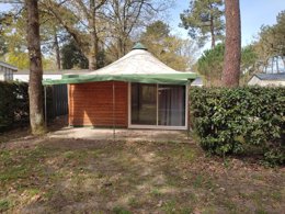 Camping Pas Cher vous présente avec son site Officiel campingpascher.fr, le Camping Municipal Les Genêts classé 3 étoiles, situé sur la commune de Soulac Sur Mer dans le département Gironde (Aquitaine) en France. Le camping Municipal Les Genêts vous propose un hébergement de type chalet de 25 m² pour 5 personnes. L'établissement vous propose 8 autres types d'hébergements. Découvrez tous nos séjours à petits prix dans la commune et aux alentours de Soulac Sur Mer du département : Gironde (Aquitaine). Les Avis clients pour le Camping Municipal Les Genêts sont de 7 sur 10. Piscine extérieure, Animation enfants, Animations familiales, Club enfants, Aire de jeux enfants, Centre équestre, Ping-pong, Pétanque, Surf, Bar, Dépôt de pain, Pizzeria, Plats à emporter, Snack/Bar, Supermarché, Épicerie,... En savoir plus : cliquez-ICI.