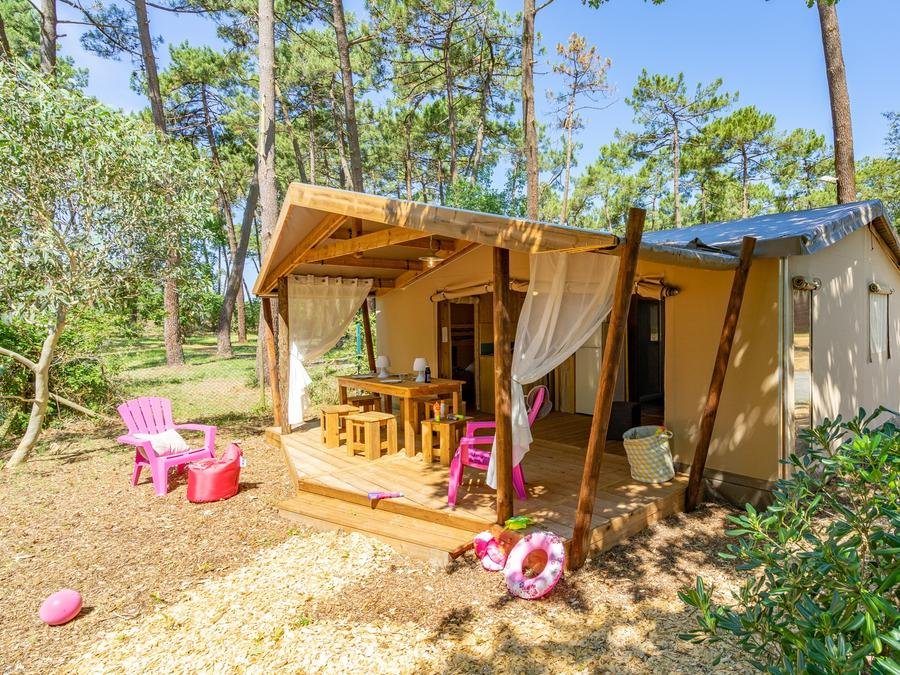 Camping Pas Cher vous présente avec son site Officiel campingpascher.fr, le Camping Des Pins classé 4 étoiles, situé sur la commune de Soulac Sur Mer dans le département Gironde (Aquitaine) en France. Le camping Des Pins vous propose un hébergement de type tente en toile et bois de 43 m² pour 6 personnes. L'établissement vous propose 11 autres types d'hébergements. Découvrez tous nos séjours à petits prix dans la commune et aux alentours de Soulac Sur Mer du département : Gironde (Aquitaine). Les Avis clients pour le Camping Des Pins sont excellents avec une note moyenne de 8 sur 10. Parc aquatique, Piscine chauffée, Piscine extérieure, Animations familiales, Club enfants, Aire de jeux enfants, Centre équestre, Court de tennis, Cyclisme, Jet-ski, Location de bateaux, Paddle, Ping-pong, Pétanque, Skatepark, Surf, Terrain de beach-volley, Bar, Dépôt de pain, Pizzeria, Plats à emporter, Snack/Bar, Épicerie,... En savoir plus : cliquez-ICI.